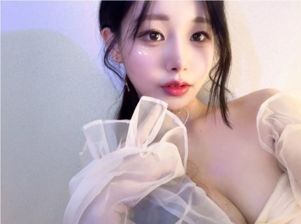 존예녀의 셀카~ 섹시한 볼륨감